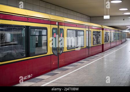 Berlin, Allemagne - avril 2022 : train S-Bahn à la gare vide (Anhalter Bahnhof), Berlin Banque D'Images