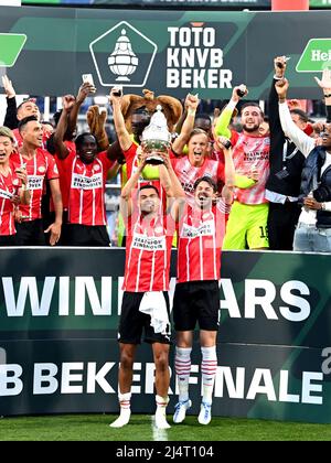 ROTTERDAM - Cody Gakpo du PSV Eindhoven et Marco van Ginkel du PSV Eindhoven avec la coupe TOTO KNVB, la coupe KNVB, le Trophée TOTO KNVB lors du match final de la coupe Toto KNVB néerlandaise entre PSV et AJAX au stade de Kuip le 17 avril 2022 à Rotterdam, pays-Bas. ANP OLAF KRAAK Banque D'Images