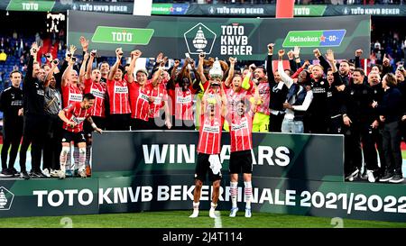 ROTTERDAM - Cody Gakpo du PSV Eindhoven et Marco van Ginkel du PSV Eindhoven avec la coupe TOTO KNVB, la coupe KNVB, le Trophée TOTO KNVB lors du match final de la coupe Toto KNVB néerlandaise entre PSV et AJAX au stade de Kuip le 17 avril 2022 à Rotterdam, pays-Bas. ANP OLAF KRAAK Banque D'Images