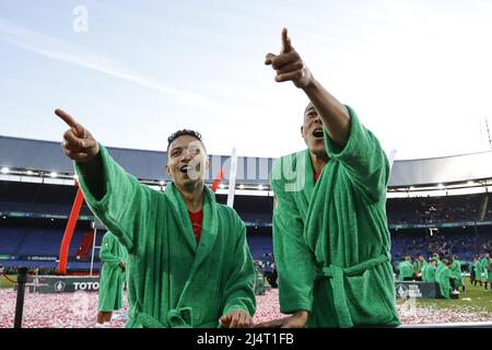 ROTTERDAM - (lr) Mauro Junior de PSV Eindhoven, Carlos Vinícius de PSV Eindhoven lors du match final de la coupe KNVB du TOTO néerlandais entre PSV et AJAX au stade de Kuip le 17 avril 2022 à Rotterdam, pays-Bas. ANP MAURICE VAN STEEN Banque D'Images