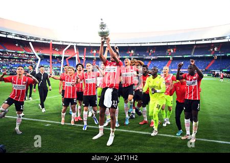 ROTTERDAM - (lr) Mauro Junior du PSV Eindhoven, Ritsu Doan du PSV Eindhoven, Andre Ramalho du PSV Eindhoven, Joey Veerman du PSV Eindhoven, Cody Gakpo du PSV Eindhoven, Carlos Vinicius du PSV Eindhoven, Ibrahim Sangare du PSV Eindhoven, gardien de but du PSV Eindhoven, Yvon Mvogo Jordan Teze ou PSV Eindhoven avec la coupe TOTO KNVB, la coupe KNVB, le Trophée TOTO KNVB lors du match final de la coupe Toto KNVB néerlandaise entre PSV et AJAX au stade de Kuip le 17 avril 2022 à Rotterdam, pays-Bas. ANP OLAF KRAAK Banque D'Images