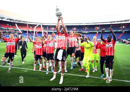 ROTTERDAM - (lr) Mauro Junior du PSV Eindhoven, Ritsu Doan du PSV Eindhoven, Andre Ramalho du PSV Eindhoven, Joey Veerman du PSV Eindhoven, Cody Gakpo du PSV Eindhoven, Carlos Vinicius du PSV Eindhoven, Ibrahim Sangare du PSV Eindhoven, gardien de but du PSV Eindhoven, Yvon Mvogo Jordan Teze ou PSV Eindhoven avec la coupe TOTO KNVB, la coupe KNVB, le Trophée TOTO KNVB lors du match final de la coupe Toto KNVB néerlandaise entre PSV et AJAX au stade de Kuip le 17 avril 2022 à Rotterdam, pays-Bas. ANP OLAF KRAAK Banque D'Images