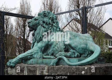 Bad Lippspringe, Allemagne - Apr 14 2022 ce lion de bronze faisait autrefois partie d'un mémorial de guerre de 1884 à Hanovre. Banque D'Images