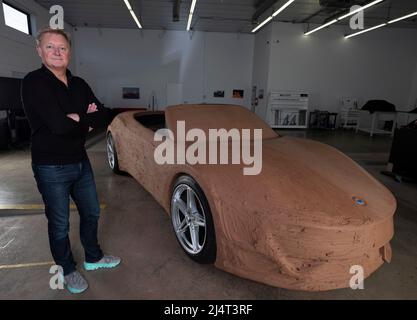 Henrik Fisker avec une étude de conception d'argile pour une voiture de sport électrique, à Los Angeles, Californie, le 15th Decemer 2021 pic © Dan Tuffs 2021 Banque D'Images