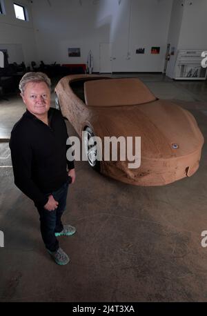 Henrik Fisker avec une étude de conception d'argile pour une voiture de sport électrique, à Los Angeles, Californie, le 15th Decemer 2021 pic © Dan Tuffs 2021 Banque D'Images