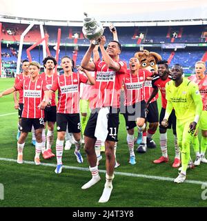 ROTTERDAM - (lr) Mauro Junior du PSV Eindhoven, Ritsu Doan du PSV Eindhoven, Andre Ramalho du PSV Eindhoven, Joey Veerman du PSV Eindhoven, Cody Gakpo du PSV Eindhoven, Carlos Vinicius du PSV Eindhoven, Ibrahim Sangare du PSV Eindhoven, gardien de but du PSV Eindhoven, Yvon Mvogo Jordan Teze ou PSV Eindhoven avec la coupe TOTO KNVB, la coupe KNVB, le Trophée TOTO KNVB lors du match final de la coupe Toto KNVB néerlandaise entre PSV et AJAX au stade de Kuip le 17 avril 2022 à Rotterdam, pays-Bas. ANP OLAF KRAAK Banque D'Images