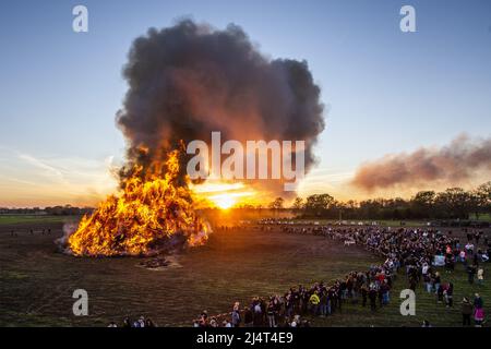 Hameau de Dijkerhoek, pays-Bas. 17th avril 2022. 2022-04-17 20:06:53 DIJKERHOEK - un feu de Pâques le lundi de Pâques dans le hameau de Dijkerhoek. Le hameau de la municipalité de Rijssen-Holten a remporté le concours de feu de Pâques avec le plus grand feu de Pâques avec une hauteur de 15 mètres et un volume de plus de 4000 mètres cubes de bois d'élagage. En raison de la crise corona et de la sécheresse persistante, c'est la première fois en trois ans que les feux de Pâques ont été autorisés à nouveau. ANP VINCENT JANNINK pays-bas - belgique sortie crédit: ANP/Alay Live News Banque D'Images