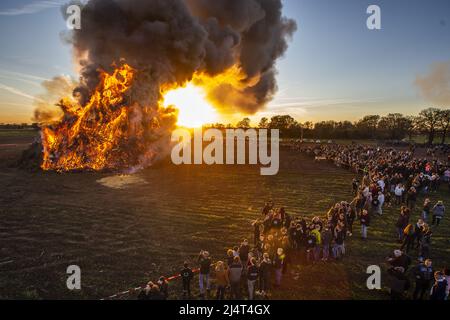 Hameau de Dijkerhoek, pays-Bas. 17th avril 2022. 2022-04-17 19:56:01 DIJKERHOEK - un feu de Pâques le lundi de Pâques dans le hameau de Dijkerhoek. Le hameau de la municipalité de Rijssen-Holten a remporté le concours de feu de Pâques avec le plus grand feu de Pâques avec une hauteur de 15 mètres et un volume de plus de 4000 mètres cubes de bois d'élagage. En raison de la crise corona et de la sécheresse persistante, c'est la première fois en trois ans que les feux de Pâques ont été autorisés à nouveau. ANP VINCENT JANNINK pays-bas - belgique sortie crédit: ANP/Alay Live News Banque D'Images