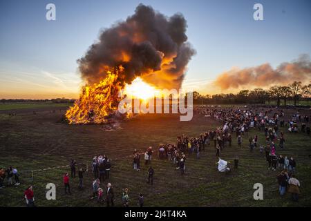 Hameau de Dijkerhoek, pays-Bas. 17th avril 2022. 2022-04-17 20:05:04 DIJKERHOEK - un feu de Pâques le lundi de Pâques dans le hameau de Dijkerhoek. Le hameau de la municipalité de Rijssen-Holten a remporté le concours de feu de Pâques avec le plus grand feu de Pâques avec une hauteur de 15 mètres et un volume de plus de 4000 mètres cubes de bois d'élagage. En raison de la crise corona et de la sécheresse persistante, c'est la première fois en trois ans que les feux de Pâques ont été autorisés à nouveau. ANP VINCENT JANNINK pays-bas - belgique sortie crédit: ANP/Alay Live News Banque D'Images