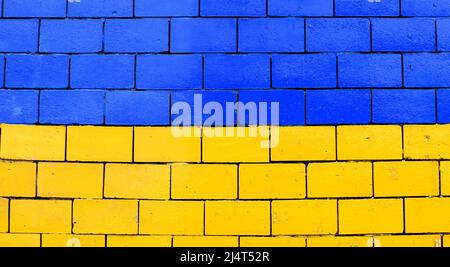 Drapeau de l'Ukraine. Mur de briques peint en bleu ukrainien national et jaune. Fond d'écran, arrière-plan Banque D'Images