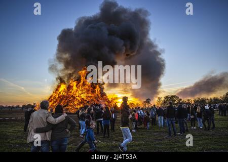 Hameau de Dijkerhoek, pays-Bas. 17th avril 2022. 2022-04-18 02:32:24 DIJKERHOEK - un feu de Pâques le lundi de Pâques dans le hameau de Dijkerhoek. Le hameau de la municipalité de Rijssen-Holten a remporté le concours de feu de Pâques avec le plus grand feu de Pâques avec une hauteur de 15 mètres et un volume de plus de 4000 mètres cubes de bois d'élagage. En raison de la crise corona et de la sécheresse persistante, c'est la première fois en trois ans que les feux de Pâques ont été autorisés à nouveau. ANP VINCENT JANNINK pays-bas - belgique sortie crédit: ANP/Alay Live News Banque D'Images