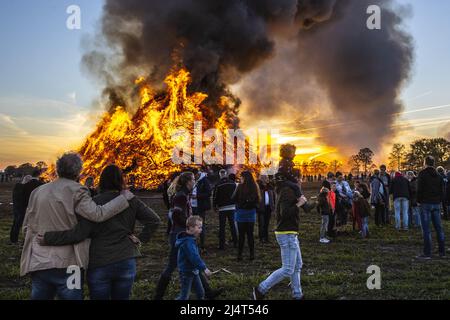 Hameau de Dijkerhoek, pays-Bas. 17th avril 2022. 2022-04-18 02:32:24 DIJKERHOEK - un feu de Pâques le lundi de Pâques dans le hameau de Dijkerhoek. Le hameau de la municipalité de Rijssen-Holten a remporté le concours de feu de Pâques avec le plus grand feu de Pâques avec une hauteur de 15 mètres et un volume de plus de 4000 mètres cubes de bois d'élagage. En raison de la crise corona et de la sécheresse persistante, c'est la première fois en trois ans que les feux de Pâques ont été autorisés à nouveau. ANP VINCENT JANNINK pays-bas - belgique sortie crédit: ANP/Alay Live News Banque D'Images