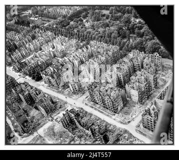 HAMBOURG ATTENTAT À LA BOMBE WW2 Royal Air Force Bomber Command, 1942-1945. Bombardement aérien de l'Allemagne nazie par la RAF. Vue aérienne oblique des bâtiments résidentiels et commerciaux détruits au sud du parc Eilbektal (vue en haut à droite) dans le quartier Eilbek de Hambourg, en Allemagne. Il s'agissait de l'un des 16 000 immeubles d'appartements à plusieurs étages détruits par la tempête de feu qui s'est développée pendant le raid du Commandement de l'bombardier dans la nuit du 27/28 juillet 1943 (opération GOMORRHE). La route qui va en diagonale du haut à gauche vers le bas à droite est Eilbeker Weg, traversée par Rückertstraße. Date entre le 1943 et le 1945 août Banque D'Images