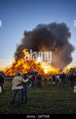 Hameau de Dijkerhoek, pays-Bas. 17th avril 2022. 2022-04-18 02:29:52 DIJKERHOEK - un feu de Pâques le lundi de Pâques dans le hameau de Dijkerhoek. Le hameau de la municipalité de Rijssen-Holten a remporté le concours de feu de Pâques avec le plus grand feu de Pâques avec une hauteur de 15 mètres et un volume de plus de 4000 mètres cubes de bois d'élagage. En raison de la crise corona et de la sécheresse persistante, c'est la première fois en trois ans que les feux de Pâques ont été autorisés à nouveau. ANP VINCENT JANNINK pays-bas - belgique sortie crédit: ANP/Alay Live News Banque D'Images