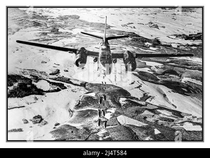 WW2 attaque américaine A-26 Invader sur un attentat à la bombe effectué dans le territoire sous contrôle nazi, un avion largue des bombes sur la ligne Siegfried à l'hiver 1945 Seconde Guerre mondiale Seconde Guerre mondiale la ligne Siegfried, connue en allemand sous le nom de Westwall, Était une ligne défensive allemande construite pendant la 1930s face à la ligne française Maginot. Le Douglas A-26 Invader (désigné B-26 entre 1948 et 1965) est un bombardier léger à double moteur américain et un avion d'attaque au sol. Construit par Douglas Aircraft Company pendant la Seconde Guerre mondiale, l'Invader a également vu le service pendant plusieurs conflits majeurs de la Guerre froide. Banque D'Images