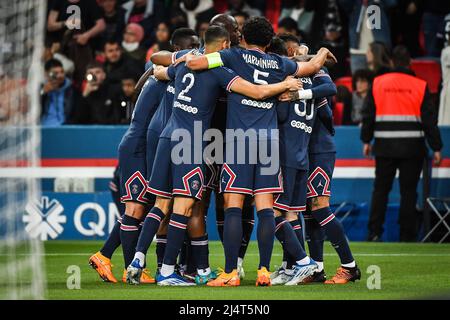 Paris, France, France. 17th avril 2022. NEYMAR JR du PSG fêtez son but avec ses coéquipiers lors du match de la Ligue 1 entre Paris Saint-Germain (PSG) et l'Olympique de Marseille (OM) au stade du Parc des Princes, le 17 avril 2022 à Paris, France. (Credit image: © Matthieu Mirville/ZUMA Press Wire) Credit: ZUMA Press, Inc./Alamy Live News Banque D'Images