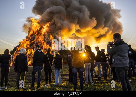 Hameau de Dijkerhoek, pays-Bas. 17th avril 2022. 2022-04-18 02:12:55 DIJKERHOEK - un feu de Pâques le lundi de Pâques dans le hameau de Dijkerhoek. Le hameau de la municipalité de Rijssen-Holten a remporté le concours de feu de Pâques avec le plus grand feu de Pâques avec une hauteur de 15 mètres et un volume de plus de 4000 mètres cubes de bois d'élagage. En raison de la crise corona et de la sécheresse persistante, c'est la première fois en trois ans que les feux de Pâques ont été autorisés à nouveau. ANP VINCENT JANNINK pays-bas - belgique sortie crédit: ANP/Alay Live News Banque D'Images