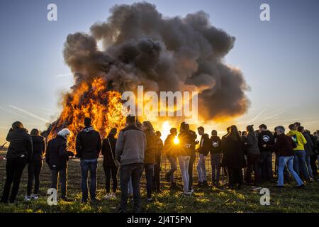 Hameau de Dijkerhoek, pays-Bas. 17th avril 2022. 2022-04-18 02:13:18 DIJKERHOEK - un feu de Pâques le lundi de Pâques dans le hameau de Dijkerhoek. Le hameau de la municipalité de Rijssen-Holten a remporté le concours de feu de Pâques avec le plus grand feu de Pâques avec une hauteur de 15 mètres et un volume de plus de 4000 mètres cubes de bois d'élagage. En raison de la crise corona et de la sécheresse persistante, c'est la première fois en trois ans que les feux de Pâques ont été autorisés à nouveau. ANP VINCENT JANNINK pays-bas - belgique sortie crédit: ANP/Alay Live News Banque D'Images