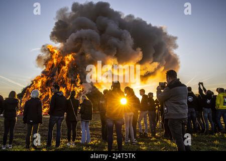 Hameau de Dijkerhoek, pays-Bas. 17th avril 2022. 2022-04-18 02:12:56 DIJKERHOEK - un feu de Pâques le lundi de Pâques dans le hameau de Dijkerhoek. Le hameau de la municipalité de Rijssen-Holten a remporté le concours de feu de Pâques avec le plus grand feu de Pâques avec une hauteur de 15 mètres et un volume de plus de 4000 mètres cubes de bois d'élagage. En raison de la crise corona et de la sécheresse persistante, c'est la première fois en trois ans que les feux de Pâques ont été autorisés à nouveau. ANP VINCENT JANNINK pays-bas - belgique sortie crédit: ANP/Alay Live News Banque D'Images