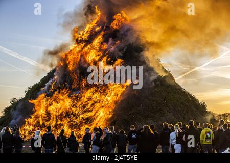 Hameau de Dijkerhoek, pays-Bas. 17th avril 2022. 2022-04-17 19:11:18 DIJKERHOEK - un feu de Pâques le lundi de Pâques dans le hameau de Dijkerhoek. Le hameau de la municipalité de Rijssen-Holten a remporté le concours de feu de Pâques avec le plus grand feu de Pâques avec une hauteur de 15 mètres et un volume de plus de 4000 mètres cubes de bois d'élagage. En raison de la crise corona et de la sécheresse persistante, c'est la première fois en trois ans que les feux de Pâques ont été autorisés à nouveau. ANP VINCENT JANNINK pays-bas - belgique sortie crédit: ANP/Alay Live News Banque D'Images