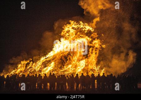 Hameau de Dijkerhoek, pays-Bas. 17th avril 2022. 2022-04-17 20:36:05 DIJKERHOEK - un feu de Pâques le lundi de Pâques dans le hameau de Dijkerhoek. Le hameau de la municipalité de Rijssen-Holten a remporté le concours de feu de Pâques avec le plus grand feu de Pâques avec une hauteur de 15 mètres et un volume de plus de 4000 mètres cubes de bois d'élagage. En raison de la crise corona et de la sécheresse persistante, c'est la première fois en trois ans que les feux de Pâques ont été autorisés à nouveau. ANP VINCENT JANNINK pays-bas - belgique sortie crédit: ANP/Alay Live News Banque D'Images