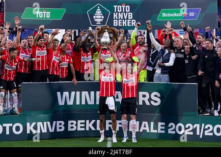 ROTTERDAM, PAYS-BAS - AVRIL 17 : Cody Gakpo de PSV et Marco van Ginkel de PSV reçoivent la coupe KNVB de l'ancien entraîneur PSV Guus Hiddink lors du match final de la coupe KNVB TOTO entre PSV et Ajax à Stadion Feijenoord le 17 avril 2022 à Rotterdam, pays-Bas (photo d'Andre Weening/Orange Pictures) crédit : Orange pics BV/Alay Live News Banque D'Images