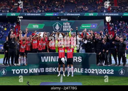 ROTTERDAM, PAYS-BAS - AVRIL 17 : Cody Gakpo de PSV et Marco van Ginkel de PSV reçoivent la coupe KNVB de l'ancien entraîneur PSV Guus Hiddink lors du match final de la coupe KNVB TOTO entre PSV et Ajax à Stadion Feijenoord le 17 avril 2022 à Rotterdam, pays-Bas (photo d'Andre Weening/Orange Pictures) crédit : Orange pics BV/Alay Live News Banque D'Images