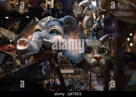 Masques faits à la main et peints à la main dans la fenêtre d'un fabricant traditionnel de masques vénitiens, prêt pour Carnevale. Mars 2022. Banque D'Images