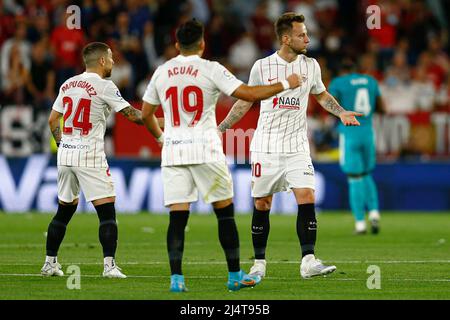 Séville, Espagne. 17th avril 2022. Ivan Rakitic du FC Sevilla fête après avoir marquant le but d'ouverture lors du match de la Liga entre le FC Sevilla et le Real Madrid joué au stade Sanchez Pizjuan le 17 avril 2022 à Séville, Espagne. (Photo par Antonio Pozo/PRESSINPHOTO) Credit: PRESSINPHOTO SPORTS AGENCY/Alay Live News Banque D'Images