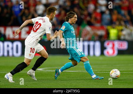 Séville, Espagne. 17th avril 2022. Luka Modric du Real Madrid et Ivan Rakitique du FC Séville lors du match de la Liga entre le FC Séville et le Real Madrid joué au stade Sanchez Pizjuan le 17 avril 2022 à Séville, Espagne. (Photo par Antonio Pozo/PRESSINPHOTO) Credit: PRESSINPHOTO SPORTS AGENCY/Alay Live News Banque D'Images