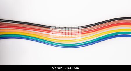 Câbles en plastique multicolore isolés sur un arrière-plan de studio blanc Banque D'Images