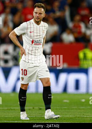 Séville, Espagne. 17th avril 2022. Ivan Rakitic du FC Sevilla fête après avoir marquant le but d'ouverture lors du match de la Liga entre le FC Sevilla et le Real Madrid joué au stade Sanchez Pizjuan le 17 avril 2022 à Séville, Espagne. (Photo par Antonio Pozo/PRESSINPHOTO) Credit: PRESSINPHOTO SPORTS AGENCY/Alay Live News Banque D'Images