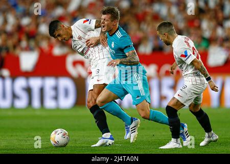 Séville, Espagne. 17th avril 2022. Erik Lamela de Sevilla FC et Toni Kroos de Real Madrid pendant le match de la Liga entre Sevilla FC et Real Madrid joué au stade Sanchez Pizjuan le 17 avril 2022 à Séville, Espagne. (Photo par Antonio Pozo/PRESSINPHOTO) Credit: PRESSINPHOTO SPORTS AGENCY/Alay Live News Banque D'Images