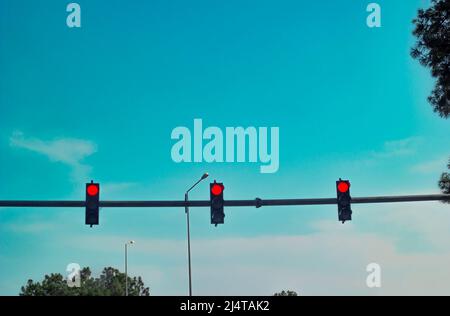 Feux de signalisation. Ciel et feu rouge allumé Banque D'Images