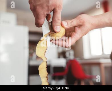 peau de pomme de terre sous forme de spirale. pommes de terre à éplucher du chef Banque D'Images