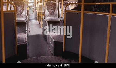 Intérieur d'un trolleybus moderne sans passagers. Intérieur d'un bus de ville Banque D'Images