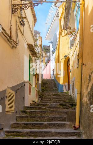 Positano, Italie; 17 avril 2022 - Une vue sur les ruelles, Positano, Italie. Banque D'Images