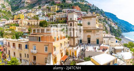 Positano, Italie; 17 avril 2022 - Une vue de l'église de Santa Maria Assunta, Positano, Italie. Banque D'Images