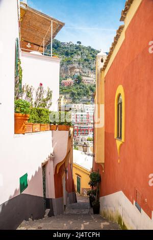 Positano, Italie; 17 avril 2022 - Une vue sur les ruelles, Positano, Italie. Banque D'Images