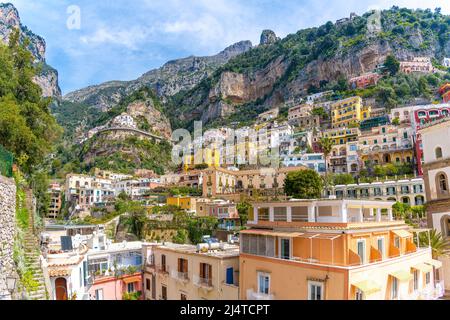 Positano, Italie; 17 avril 2022 - Une vue sur les ruelles, Positano, Italie. Banque D'Images