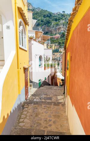 Positano, Italie; 17 avril 2022 - Une vue sur les ruelles, Positano, Italie. Banque D'Images