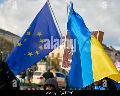 Drapeau ukrainien, drapeau de l'UE à la démonstration de l'absence de guerre en Ukraine, Halte à l'agitation russe, pour mettre fin à la violence en Ukraine. Munich - avril 2022 Banque D'Images