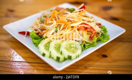 Une assiette de salade de papaye thaï de légumes Som Tam. Reste de la cuisine asiatique. Attention sélective. Banque D'Images