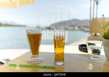 Deux verres de bière froide sur la table dans un endroit luxueux avec vue sur la mer en été en Grèce Banque D'Images