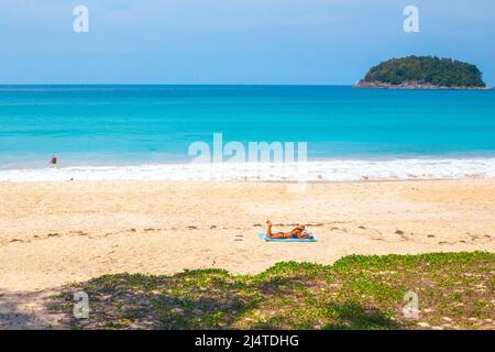 Plage de sable tropical vide sur l'île de Phuket en Thaïlande. Peu de touristes et de vacanciers. Restrictions touristiques. Banque D'Images