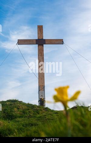 Leeds, Royaume-Uni. 17th avril 2022. Les gens visitent la Croix de Pâques sur Otley Chevin, près de Leeds, pour réfléchir et prier le dimanche de Pâques. La croix de 30ft est érigée à l'occasion pour commémorer Pâques où elle se trouve au-dessus de la ville marchande d'Otley. Credit: Bradley Taylor / Alamy Live News Banque D'Images