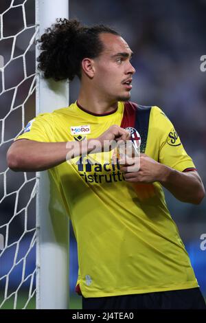 Turin, Italie, le 16th avril 2022. Arthur Theate du FC de Bologne ouvre une bouteille alors qu'il se penche contre le poteau de but lors d'une pause dans le jeu au Serie A match à l'Allianz Stadium de Turin. Le crédit photo devrait se lire: Jonathan Moscrop / Sportimage Banque D'Images