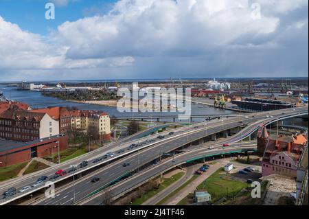 Vue de haut angle au passage supérieur traversant la rivière Odra dans la ville de Szczecin. Pologne. La ville est divisée par la rivière en parties gauche et droite de la ville. Banque D'Images