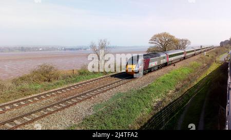 A Cross Country HST près de Starcross, Devon, Angleterre, Royaume-Uni. L'estuaire de la Rive exe est en arrière-plan. Banque D'Images