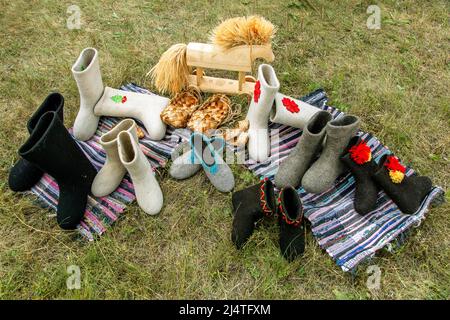 différentes bottes en feutre sont disposées sur l'herbe, vue de dessus Banque D'Images